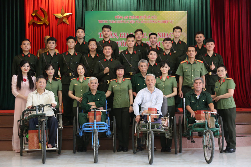 Những chiến sỹ nghĩa vụ của Trung tâm Huấn luyện và BDNV CATP tham gia chương trình