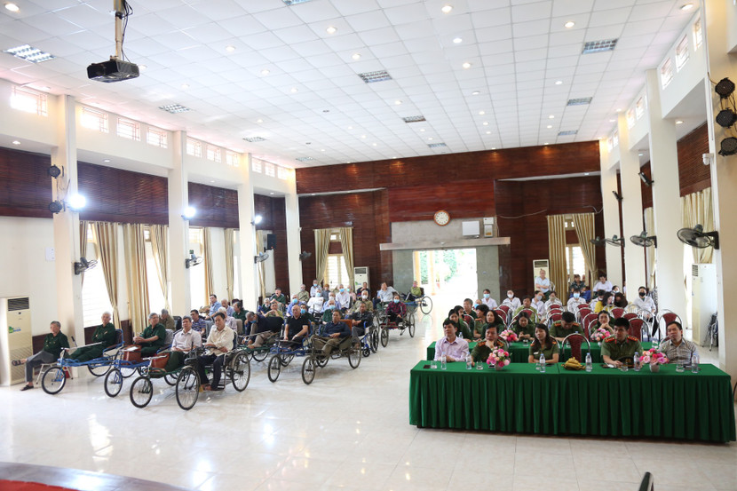 Chương trình tặng quà, giao lưu văn nghệ được tổ chức đúng dịp kỷ niệm 48 năm ngày thống nhất đất nước