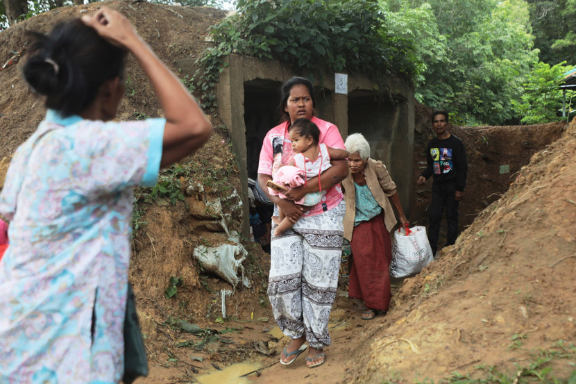 Phụ nữ và trẻ em tỉnh Surin, Thái Lan đi sơ tán khi căng thẳng quân sự leo thang