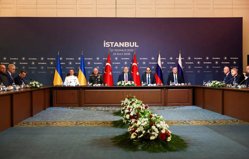 Các thành viên của phái đoàn Nga, Thổ Nhĩ Kỳ và Ukraine dự vòng đàm phán hòa bình thứ ba tại Istanbul hôm 23-7-2025 Các thành viên của phái đoàn Nga, Thổ Nhĩ Kỳ và Ukraine dự vòng đàm phán hòa bình thứ ba tại Istanbul hôm 23-7-2025