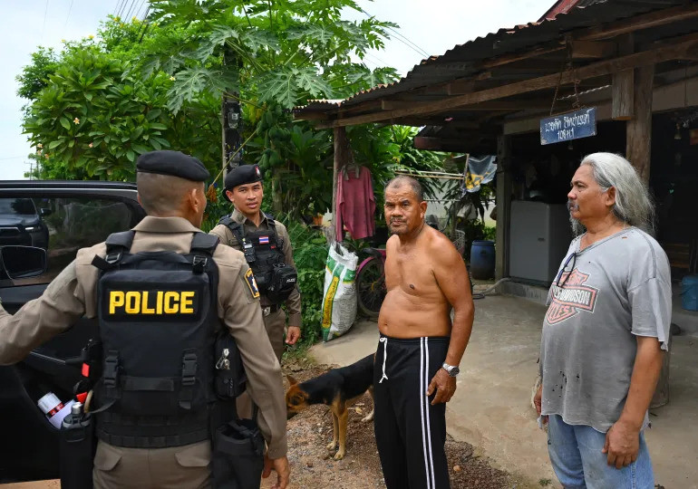 Cảnh sát Thái Lan thuyết phục người dân biên giới đi sơ tán