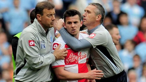 Barton phải trả giá đắt vì hành vi côn đồ ảnh 1 Barton phải trả giá đắt vì hành vi côn đồ ảnh 1