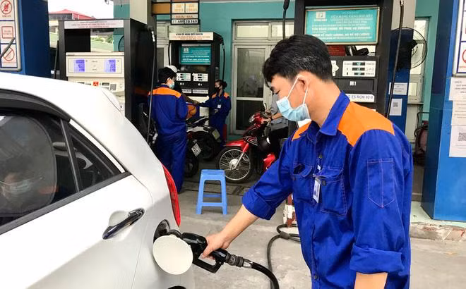 Ngân hàng Nhà nước yêu cầu các ngân hàng thương mại xem xét tăng hạn mức tín dụng cho doanh nghiệp nhập khẩu xăng dầu Ngân hàng Nhà nước yêu cầu các ngân hàng thương mại xem xét tăng hạn mức tín dụng cho doanh nghiệp nhập khẩu xăng dầu