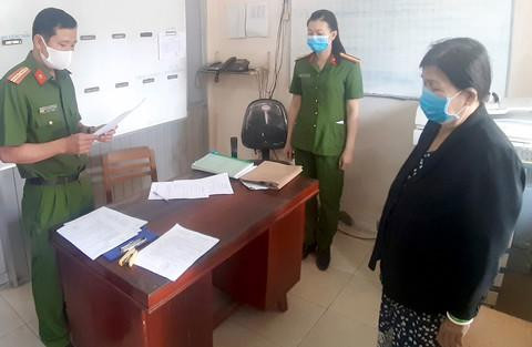 Đối tượng Nguyễn Thị Tốt nghe đọc lệnh bắt Đối tượng Nguyễn Thị Tốt nghe đọc lệnh bắt