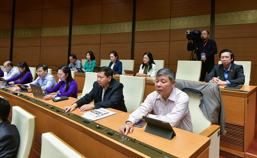 Đại biểu Quốc hội bấm nút thông qua Luật Địa chất và khoáng sản