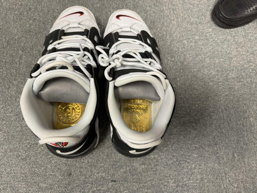 Đối tượng giấu vàng tại vùng kín và đế giày Đối tượng giấu vàng tại vùng kín và đế giày