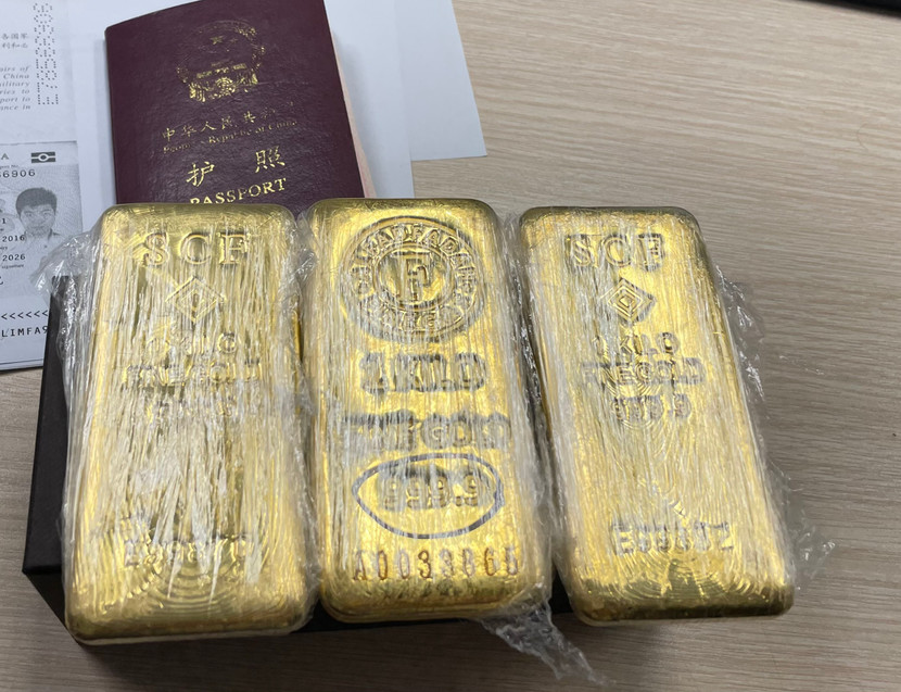 Số kim loại nghi là vàng bị bắt giữ sáng 4/10 Số kim loại nghi là vàng bị bắt giữ sáng 4/10