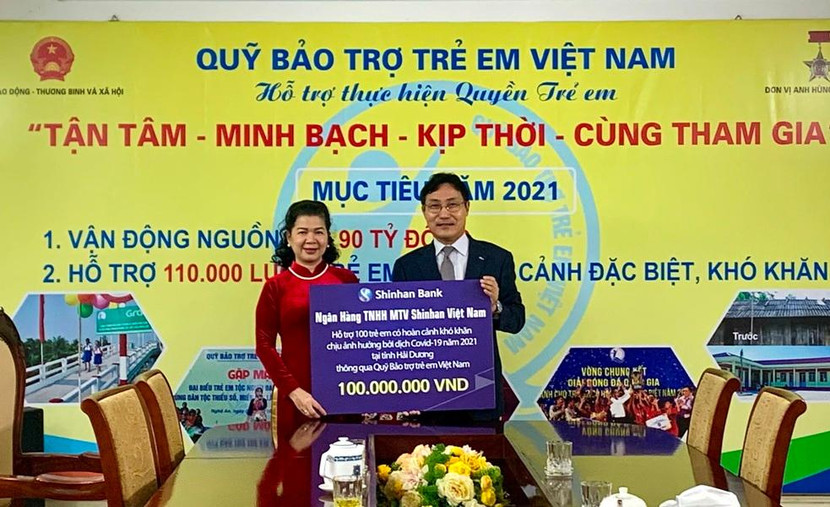 Đại diện Ngân hàng Shinhan trao tặng số tiền từ thiện tại Quỹ Bảo trợ Trẻ em Việt Nam Đại diện Ngân hàng Shinhan trao tặng số tiền từ thiện tại Quỹ Bảo trợ Trẻ em Việt Nam