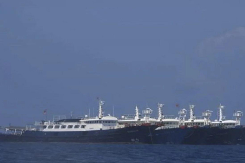 Phía Trung Quốc biện minh rằng các tàu tại Whitsun Reef là tàu đánh cá trú ẩn khi biển động Phía Trung Quốc biện minh rằng các tàu tại Whitsun Reef là tàu đánh cá trú ẩn khi biển động