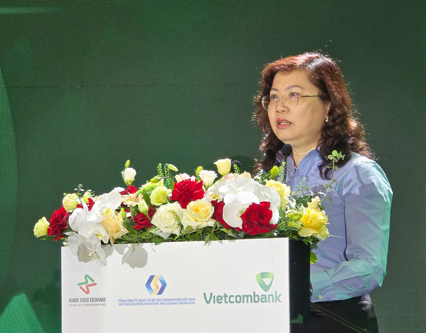 Bà Vũ Thị Chân Phương, Chủ tịch Ủy ban Chứng khoán Nhà nước phát biểu tại Hội nghị