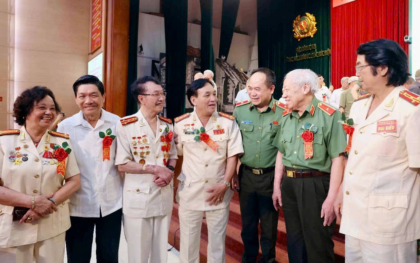 Thiếu tướng Nguyễn Thanh Tùng (thứ ba từ phải sang) - Giám đốc CATP Hà Nội trò chuyện với cán bộ Công an Hà Nội chi viện chiến trường miền Nam