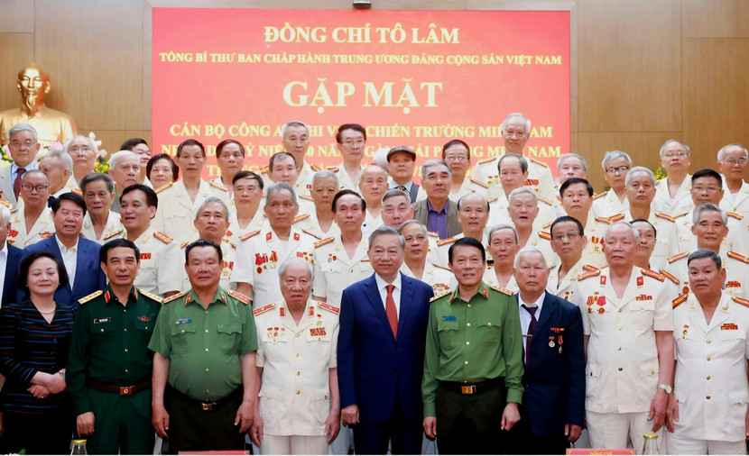 Tổng Bí thư Tô Lâm chụp ảnh cùng các cán bộ Công an chi viện chiến trường miền Nam