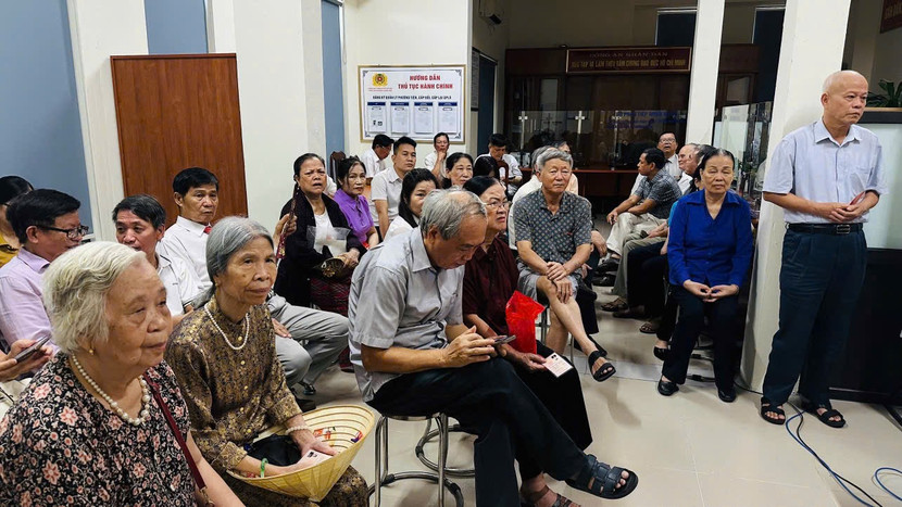 Cùng với việc cấp đổi thẻ đảng tại trụ sở, CAO Dương Nội sẽ rà soát, đến tận nhà phục vụ những đảng viên sức khỏe yếu, không đi lại được