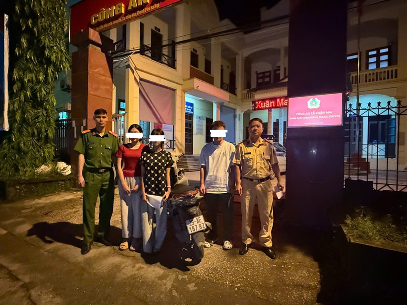 Ba nữ sinh tại cơ quan Công an Ba nữ sinh tại cơ quan Công an