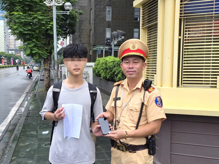 Trung tá Nguyễn Viết Anh trao lại chiếc điện thoại cho chủ sở hữu Trung tá Nguyễn Viết Anh trao lại chiếc điện thoại cho chủ sở hữu