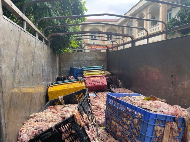 Số mỡ và da bò "bẩn" trọng lượng hơn 2 tấn