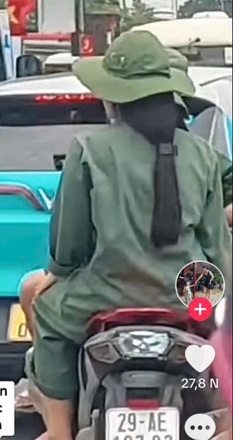 Ba học sinh đi trên 1 xe máy, không đội mũ bảo hiểm Ba học sinh đi trên 1 xe máy, không đội mũ bảo hiểm