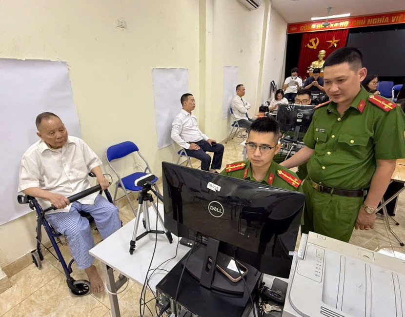 Tận tình hướng dẫn đảng viên cao tuổi Tận tình hướng dẫn đảng viên cao tuổi