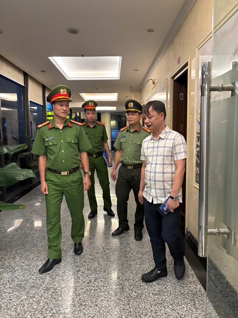 Thông tin với PV ANTĐ, Thiếu tá Đinh Văn Cường - Trưởng CAP Hoàng Liệt, thực tiễn hiện nay cho thấy tình hình hoạt động của các cơ sở kinh doanh có điều kiện về ANTT, cơ sở dễ phát sinh vi phạm pháp luật trên địa bàn Thủ đô nói chung và địa bàn phường Hoàng Liệt nói riêng tiềm ẩn phức tạp, nhất là sự gia tăng các loại hình kinh doanh biến tướng, lách luật và tội phạm liên quan đến ma túy, mại dâm. Mặt khác, việc thực hiện mô hình bộ máy chính quyền địa phương mới kể từ ngày 01/7/2025 đặt ra yêu cầu cấp bách về đổi mới toàn diện trong công tác quản lý.