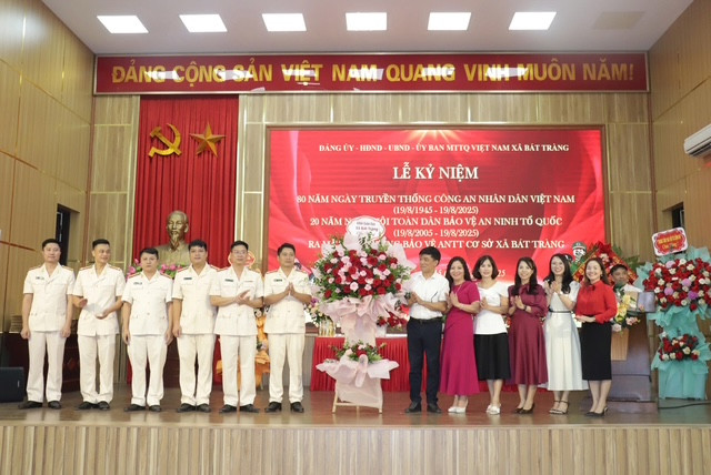 Các ngành, đoàn thể xã Bát Tràng chúc mừng Công an xã Bát Tràng Các ngành, đoàn thể xã Bát Tràng chúc mừng Công an xã Bát Tràng