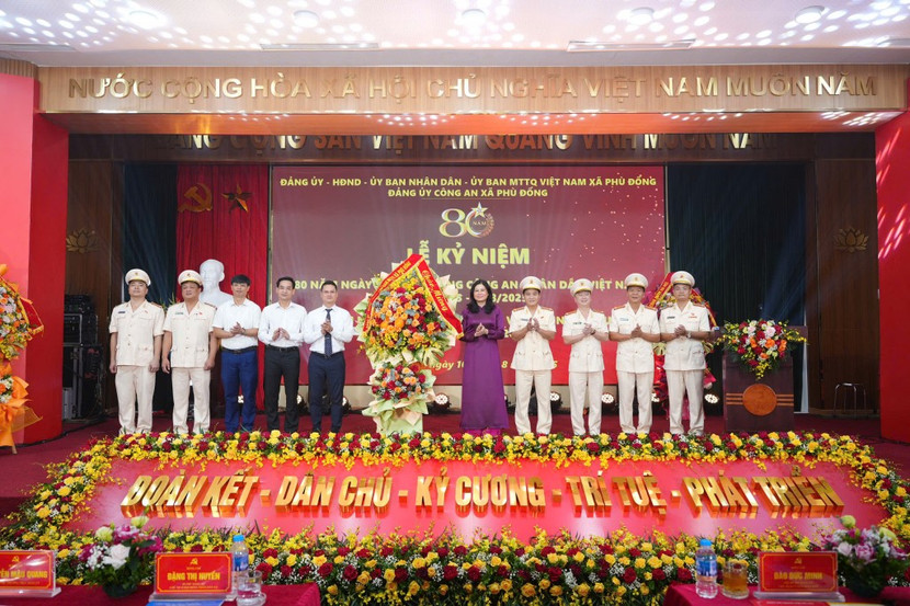 Các đồng chí lãnh đạo Đảng ủy, HĐND, UBND,MTTQ xã tặng hoa chúc mừng Công an xã Phù Đổng