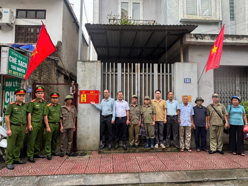 Lãnh đạo phường, Công an phường Vĩnh Hưng và cán bộ cơ sở triển khai lan tỏa những thông điệp bình yên