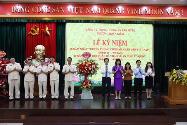 Các đồng chí lãnh đạo Đảng ủy, HĐND, UBND và Ủy ban MTTQ phường chúc mừng CAP Hoàn Kiếm Các đồng chí lãnh đạo Đảng ủy, HĐND, UBND và Ủy ban MTTQ phường chúc mừng CAP Hoàn Kiếm