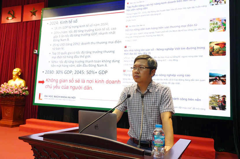 Tiến sỹ Đinh Viết Sang - Phó hiệu trưởng Trường Công nghệ thông tin và Truyền thông Đại học Bách Khoa Hà Nội trao đổi tại hội nghị