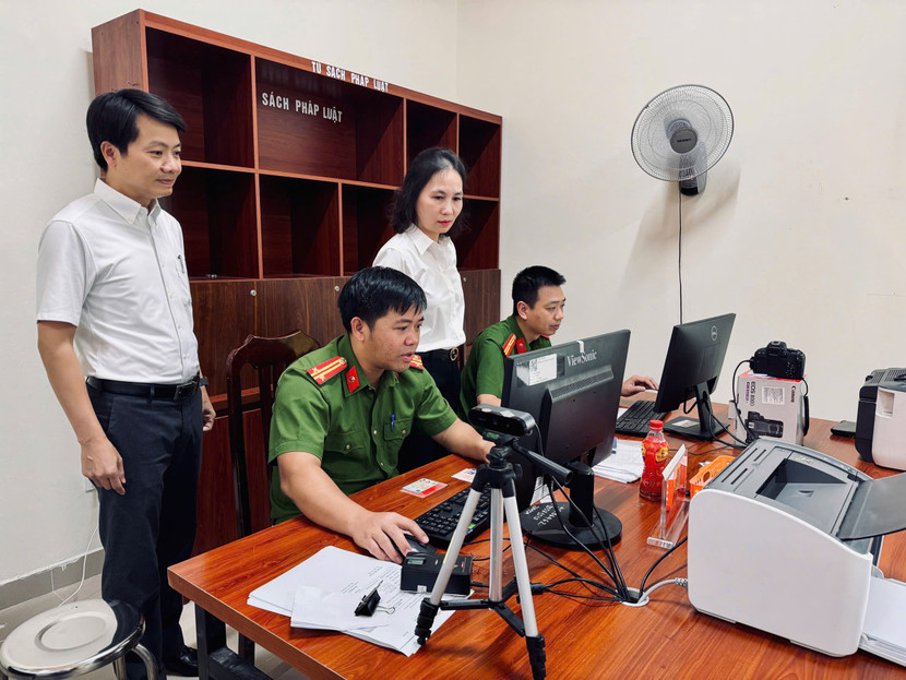 Đồng chí Cấn Thị Việt Hà - Bí thư Đảng ủy phường Dương Nội kiểm tra, động viên CBCS làm công tác cấp đổi thẻ Đảng