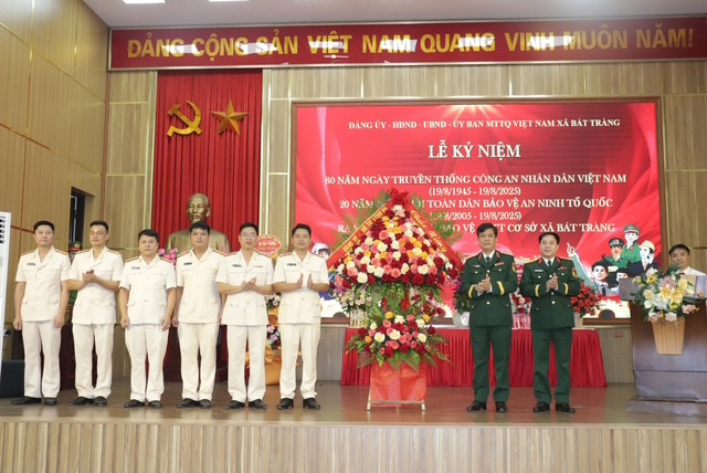 Lực lượng Quân đội địa phương chúc mừng Công an xã Bát Tràng Lực lượng Quân đội địa phương chúc mừng Công an xã Bát Tràng