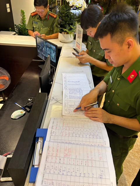 Rà soát kỹ các khách trọ qua sổ sách đăng ký tại cơ sở lưu trú và thực tế. Qua đó, CAP tuyên truyền, phổ biến, hướng dẫn cơ sở kinh doanh thực hiện các quy định tại Nghị định 96/2016/NĐ-CP, Nghị định 56/2023/NĐ-CP của Chính phủ và các văn bản hướng dẫn thi hành; tập trung vào những quy định mới nhằm nâng cao nhận thức, ý thức chấp hành pháp luật của các chủ cơ sở kinh doanh và người dân; huy động sức mạnh tổng hợp của cả hệ thống chính trị trong công tác phòng ngừa, đấu tranh