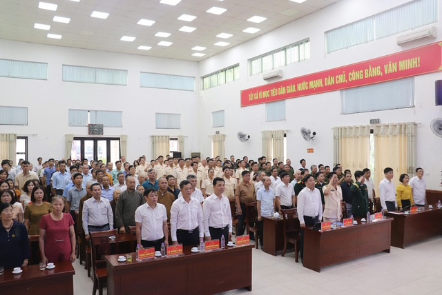 Các đại biểu thực hiện nghi thức chào cờ trước khi khai mạc lễ kỷ niệm Các đại biểu thực hiện nghi thức chào cờ trước khi khai mạc lễ kỷ niệm