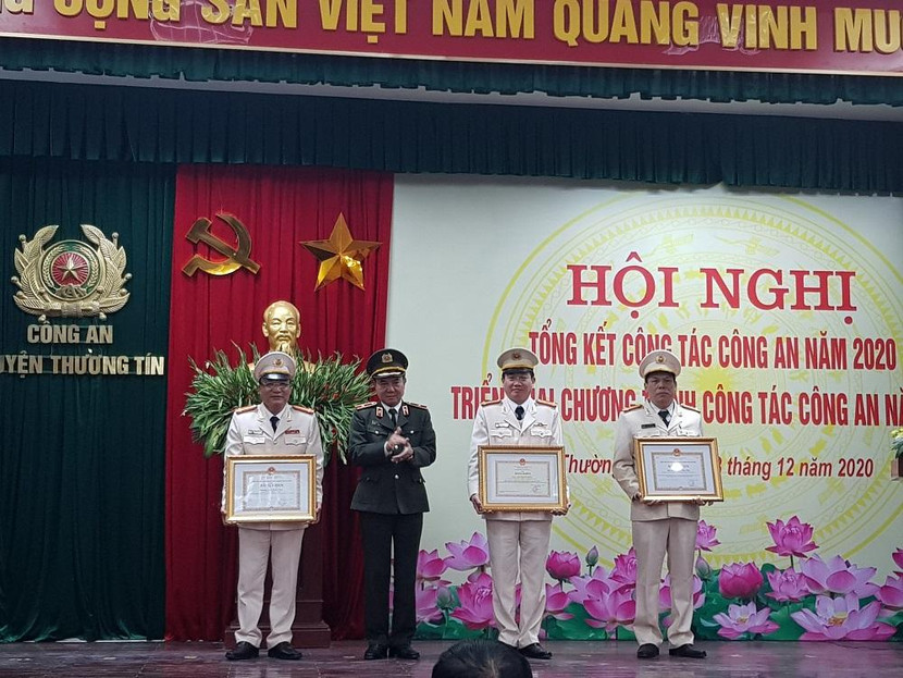 Thừa ủy quyền của lãnh đạo cấp trên, Thiếu tướng Nguyễn Anh Tuấn - Phó Giám đốc CATP trao quyết định khen thưởng tặng các đồng chí trong BCH CAH Thường Tín Thừa ủy quyền của lãnh đạo cấp trên, Thiếu tướng Nguyễn Anh Tuấn - Phó Giám đốc CATP trao quyết định khen thưởng tặng các đồng chí trong BCH CAH Thường Tín