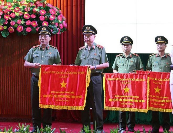 Tại Hội nghị Công an toàn quốc lần thứ 76, Thiếu tướng Nguyễn Hải Trung - Giám đốc CATP Hà Nội đã thay mặt toàn lực lượng Công an Thủ đô, đón nhận Cờ thi đua năm 2020 của Chính phủ, do đồng chí Đại tướng Tô Lâm - Ủy viên Bộ Chính trị, Bộ trưởng Bộ Công an, thừa ủy quyền của Thủ tướng, trao tặng