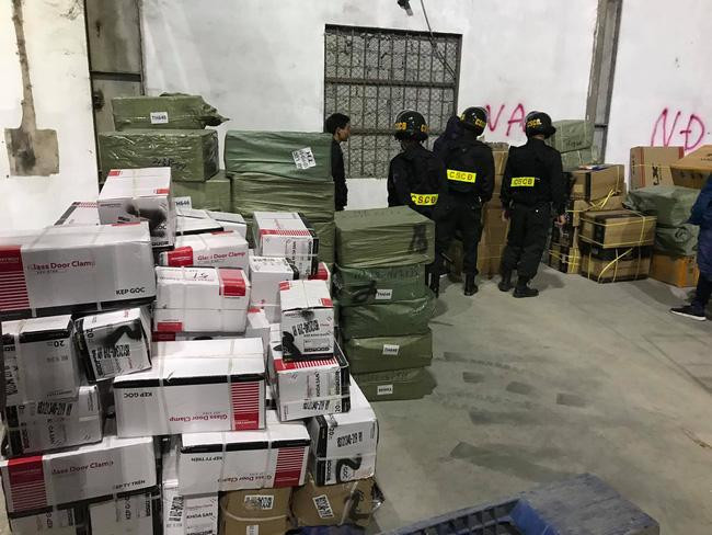 Lực lượng chức năng kiểm đếm kho hàng hóa Lực lượng chức năng kiểm đếm kho hàng hóa