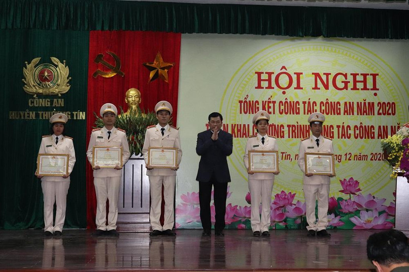 Lãnh đạo Huyện trao quyết định khen thưởng tặng các tập thể, cá nhân lập thành tích xuất sắc của CAH Thường Tín Lãnh đạo Huyện trao quyết định khen thưởng tặng các tập thể, cá nhân lập thành tích xuất sắc của CAH Thường Tín