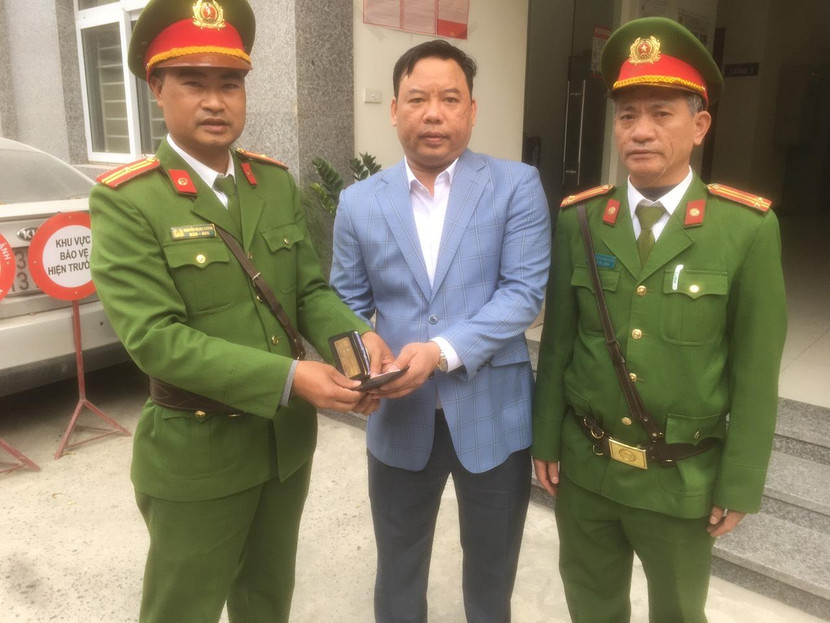 CAP Bạch Đằng trao trả tài sản bị đánh rơi cho anh Tùng