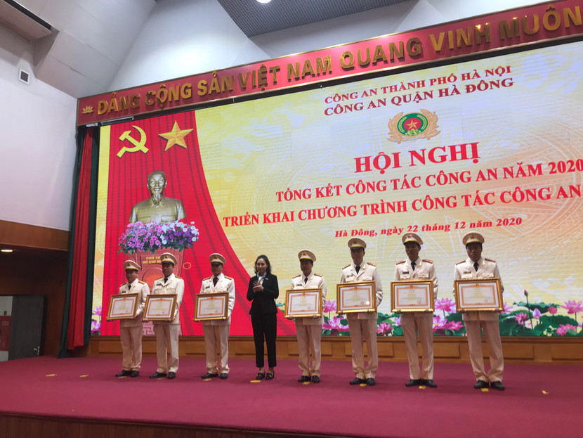 Thừa ủy quyền của lãnh đạo cấp trên, đồng chí Cấn Thị Việt Hà - Phó Bí thư Quận ủy, Chủ tịch UBND quận Hà Đông trao Bằng khen của Thủ tướng Chính phủ tặng các tập thể, cá nhân lập thành tích xuất sắc của CAQ Hà Đông