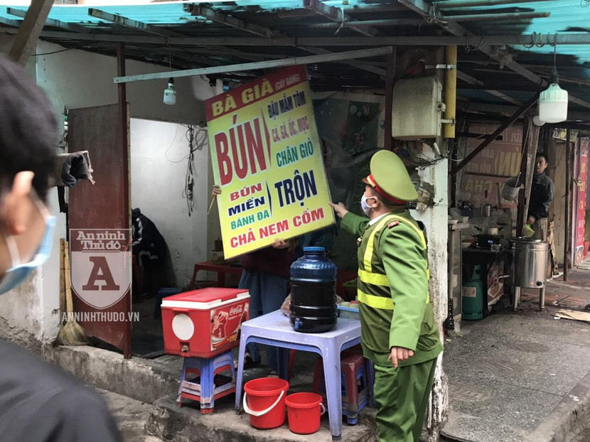 Các biển hiểu, mái che, máy vảy lắp đặt sai, chiếm không gian chung, đã bị lực lượng chức năng gỡ bỏ