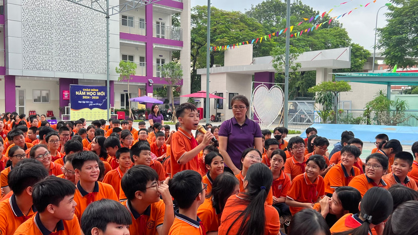 Đông đảo cô trò Trường THCS Nguyễn Trãi tham gia buổi sinh hoạt ý nghĩa thiết thực