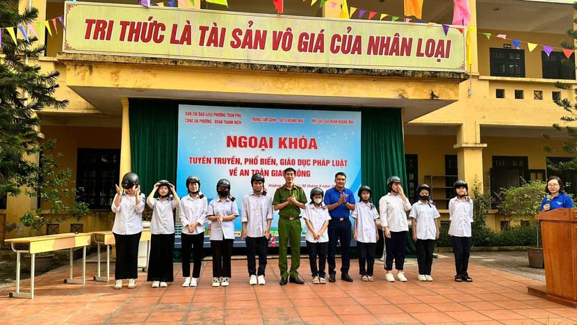 Trao tặng mũ bảo hiểm cho các em học sinh