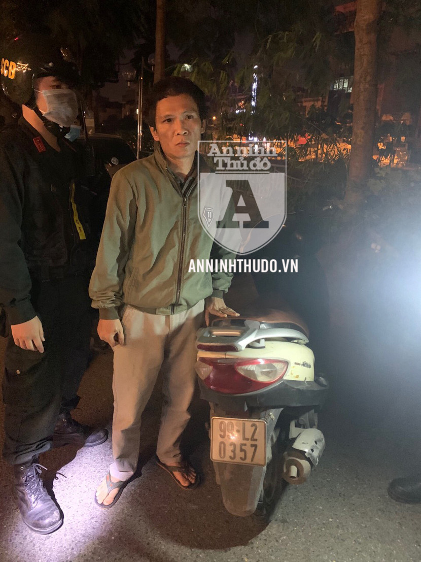 Đối tượng lợi dụng trời tối để thả ma túy xuống chân, song vẫn bị CSCĐ phát hiện