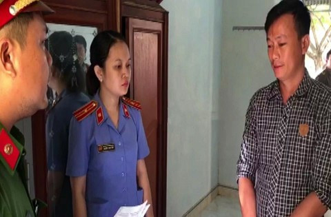 Lực lượng chức năng đọc lệnh bắt Nguyễn Hoàng Thông Lực lượng chức năng đọc lệnh bắt Nguyễn Hoàng Thông