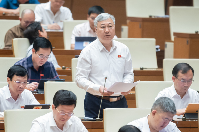 Đại biểu Trần Văn Lâm (đoàn Bắc Giang) thảo luận