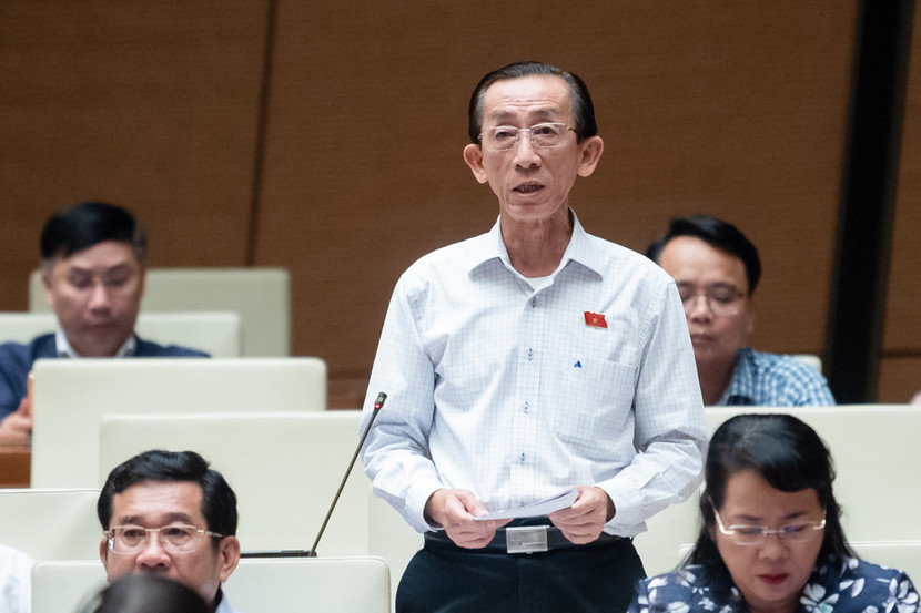 Đại biểu Trần Hoàng Ngân (đoàn TP.HCM) phát biểu Đại biểu Trần Hoàng Ngân (đoàn TP.HCM) phát biểu