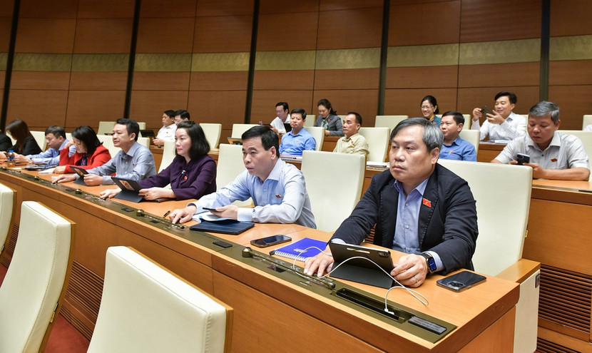 Đại biểu Quốc hội bấm nút thông qua luật