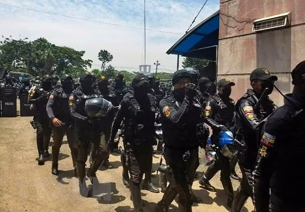 Cảnh sát được huy động sau vụ bạo động tại nhà tù ở Guayaquil, Ecuador, ngày 30-9-2021 Cảnh sát được huy động sau vụ bạo động tại nhà tù ở Guayaquil, Ecuador, ngày 30-9-2021
