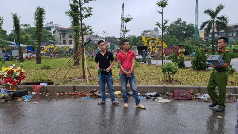 Lực lượng KTHS khám nghiệm hiện trường vụ án xảy ra tại quận Bắc Từ Liêm