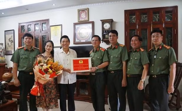 Thiếu tướng Đào Thanh Hải cùng đoàn công tác CATP tặng quà lưu niệm cho đồng chí Thiếu tướng Nguyễn Đức Nghi, nguyên Giám đốc Cảnh sát PCCC - TP Hà Nội