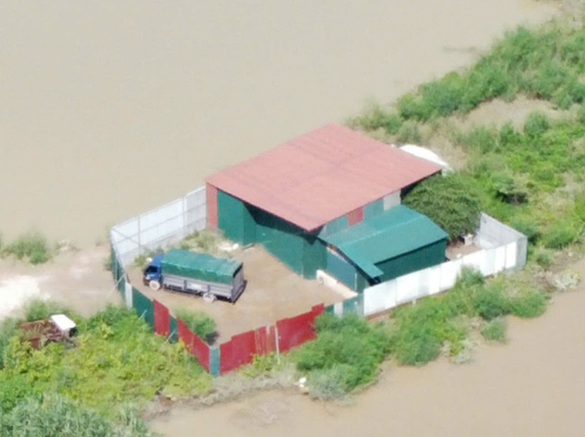 Hình ảnh khu tán tạm được trưng dung để san chiết gas; cùng các phương tiện tại hiện trường